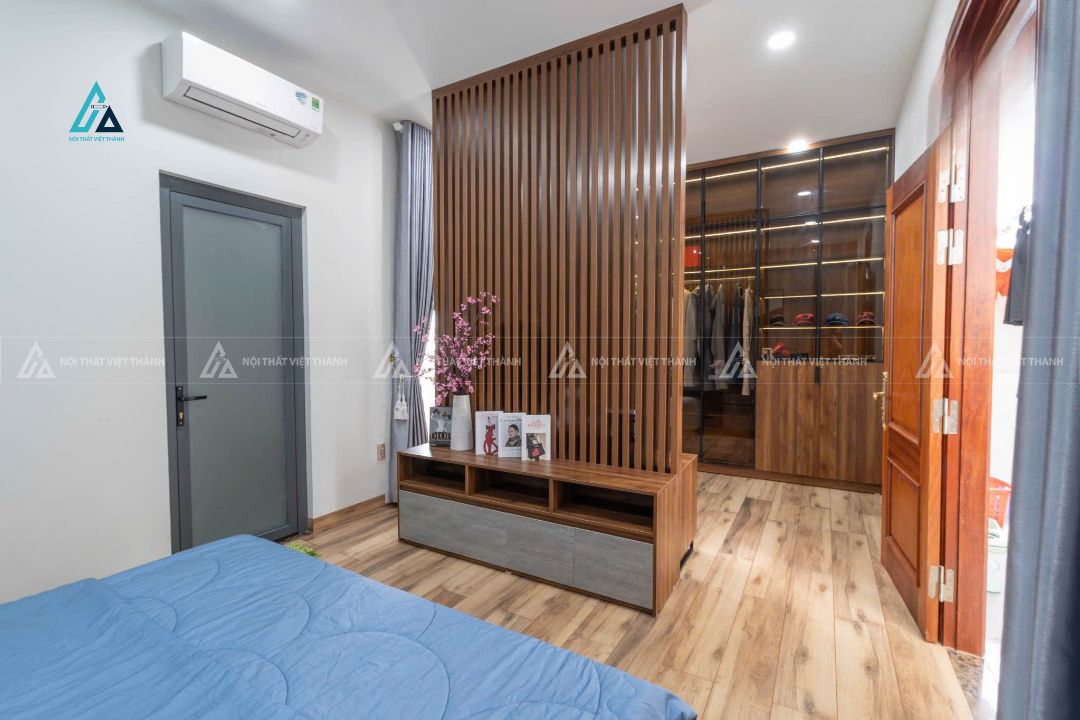 Mẫu thiết kế vách trang trí gỗ công nghiệp nâu kịch trần