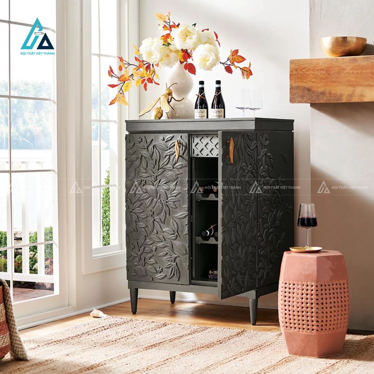 Tủ đựng rượu chạm khắc hoa văn nổi tích hợp khay sóng xếp chai