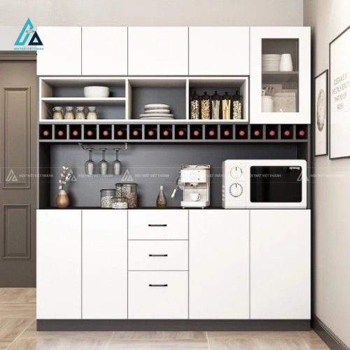 Tủ kệ trang trí nhiều ngăn có hàng ô vuông xếp chai nằm ngang