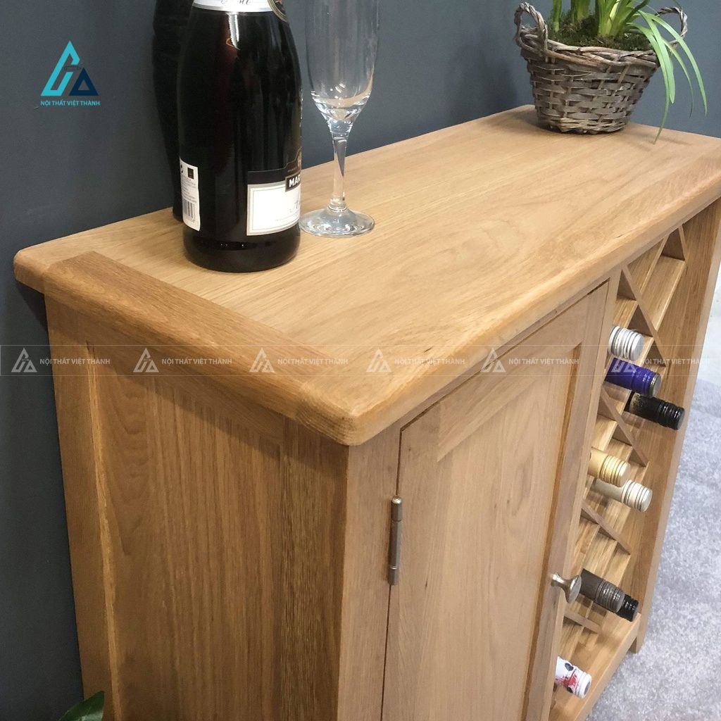 Kệ đựng rượu dáng thấp có cánh cửa pano và khung ô trám xéo 3
