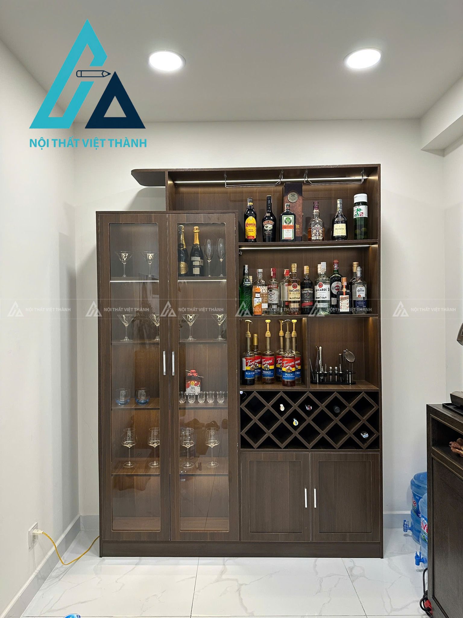 Mẫu tủ rượu gỗ xám cửa kính hiện đại