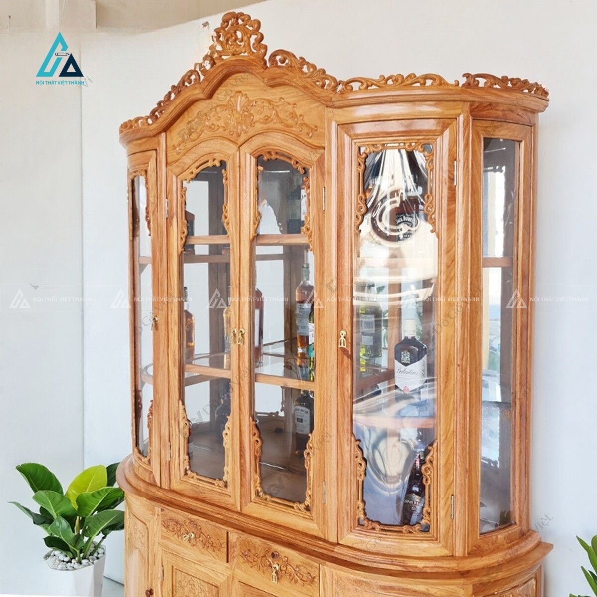 Tủ trưng bày cánh kính uốn cong tích hợp vương miện chạm trổ 3
