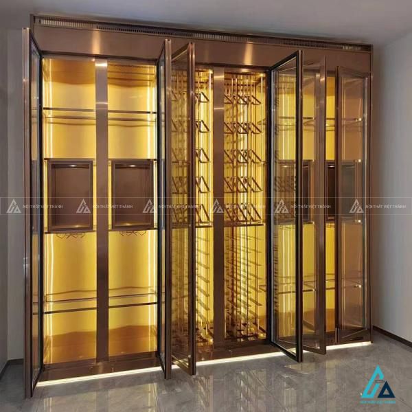 Tủ trưng bày rượu kịch trần nhiều cánh kính có đèn chiếu sáng 3