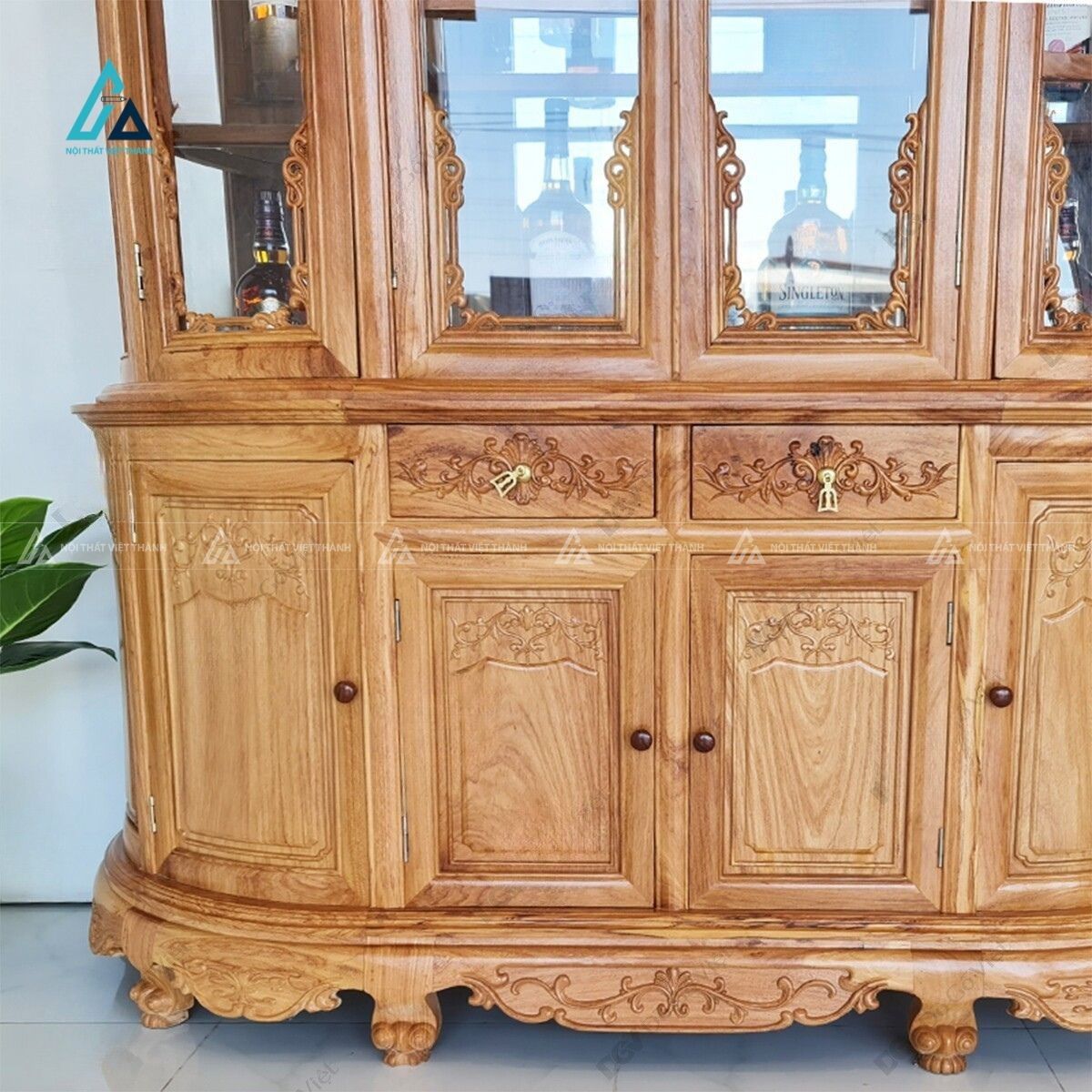 Tủ trưng bày cánh kính uốn cong tích hợp vương miện chạm trổ 4