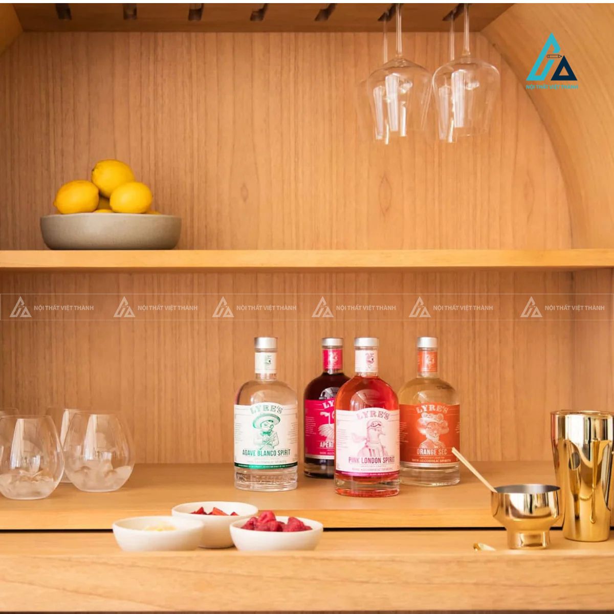 Tủ đựng rượu cửa vòm đan mây tích hợp hệ lưới ô vuông nhỏ 5