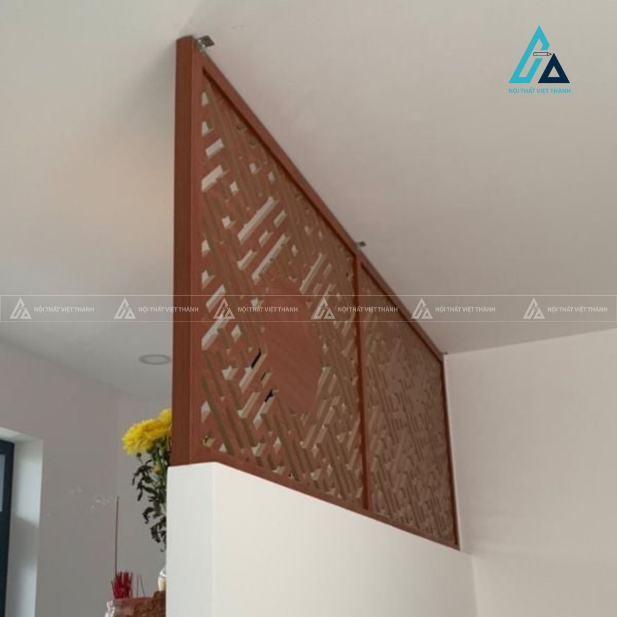 Vách Ngăn Bàn Thờ Treo Tường Kết Hợp Đèn Trúc Chỉ Tròn Trang Nghiêm 1