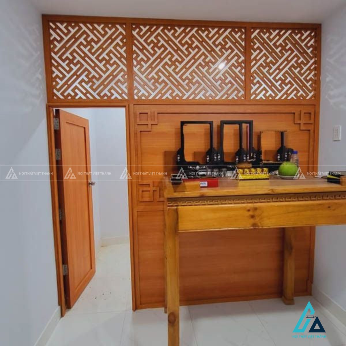 Vách Ngăn Phòng Thờ Thiết Kế Kết Hợp Cửa Phòng Tiện Lợi 2