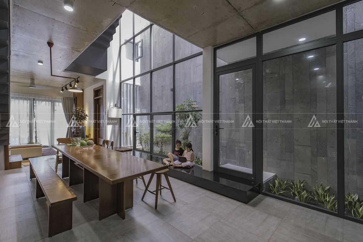 Dùng cửa kính thay tường chắn tăng cường ánh sáng