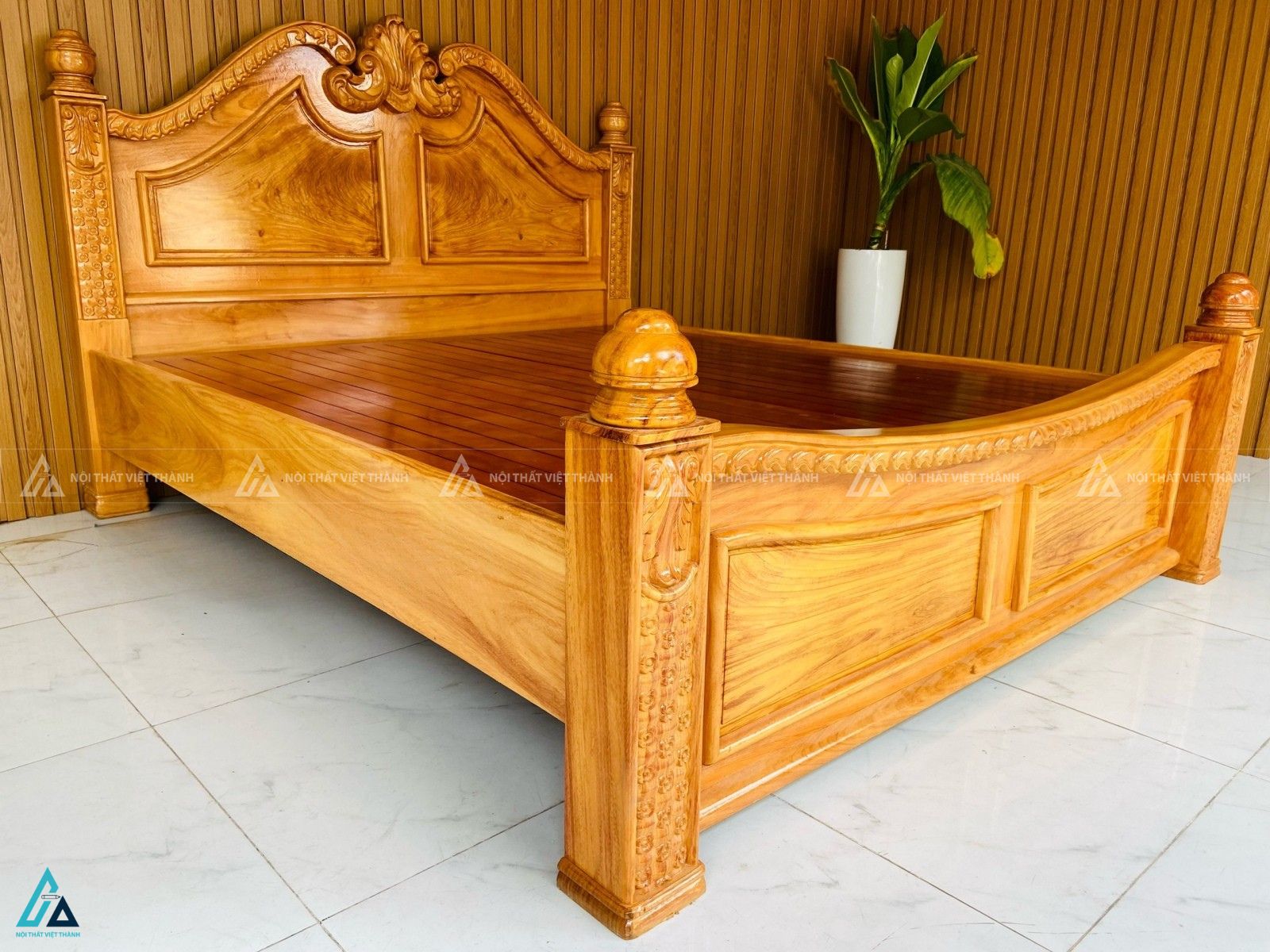 Giường ngủ gỗ tự nhiên chạm trổ họa tiết cổ điển sang trọng
