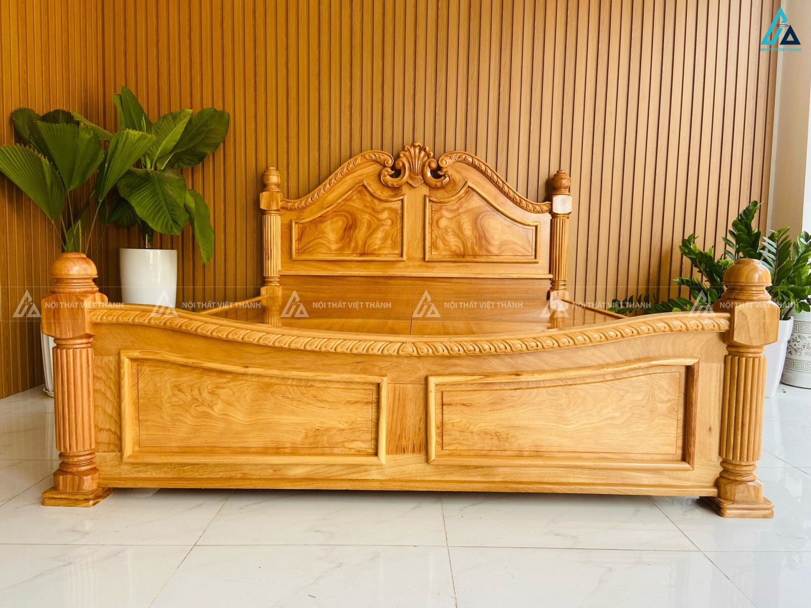 Giường ngủ gỗ tự nhiên trạm trổ hoa văn cổ điển tinh tế