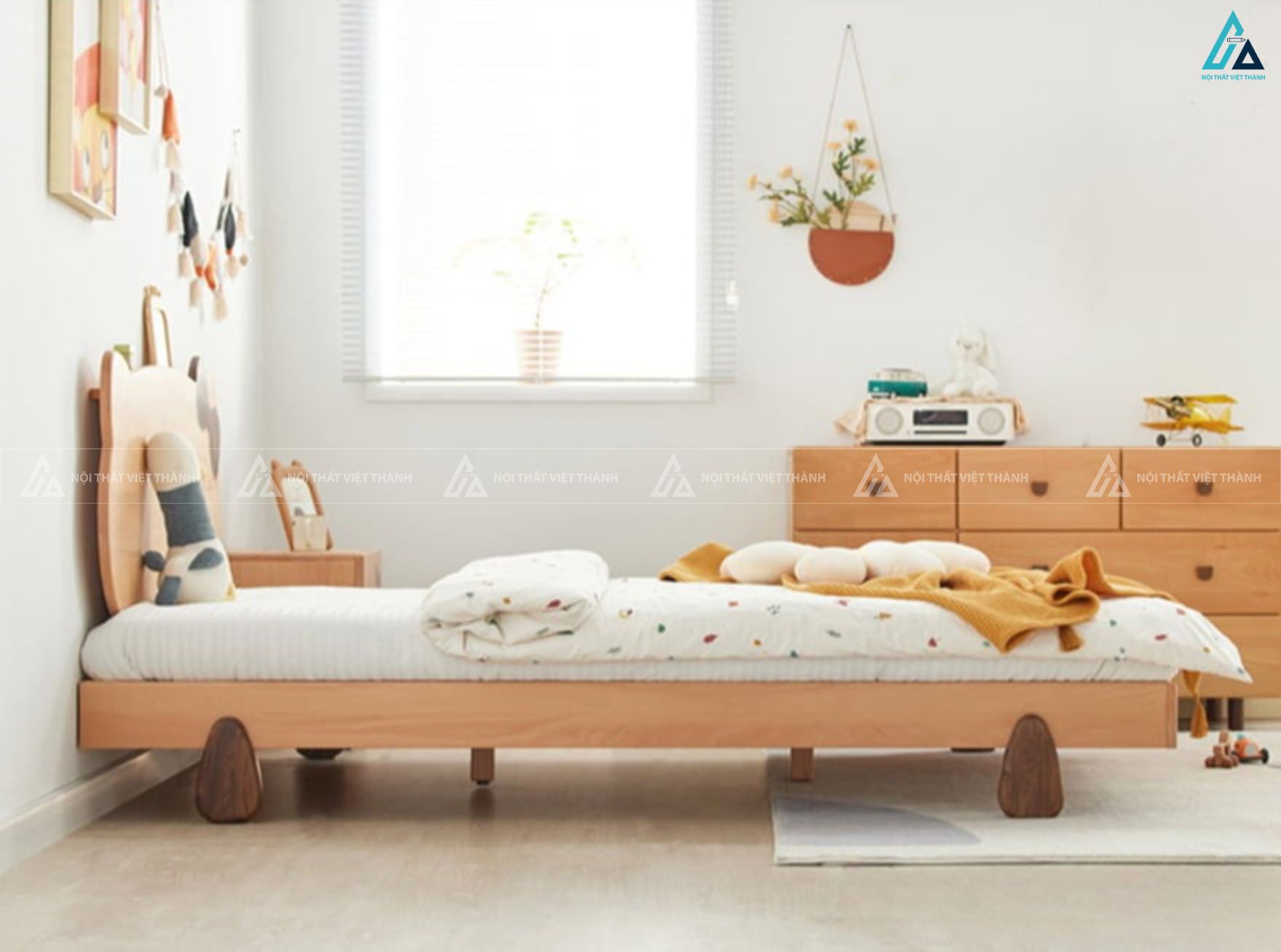 Giường gỗ tự nhiên thiết kế đầu giường hình gấu tinh nghịch 2