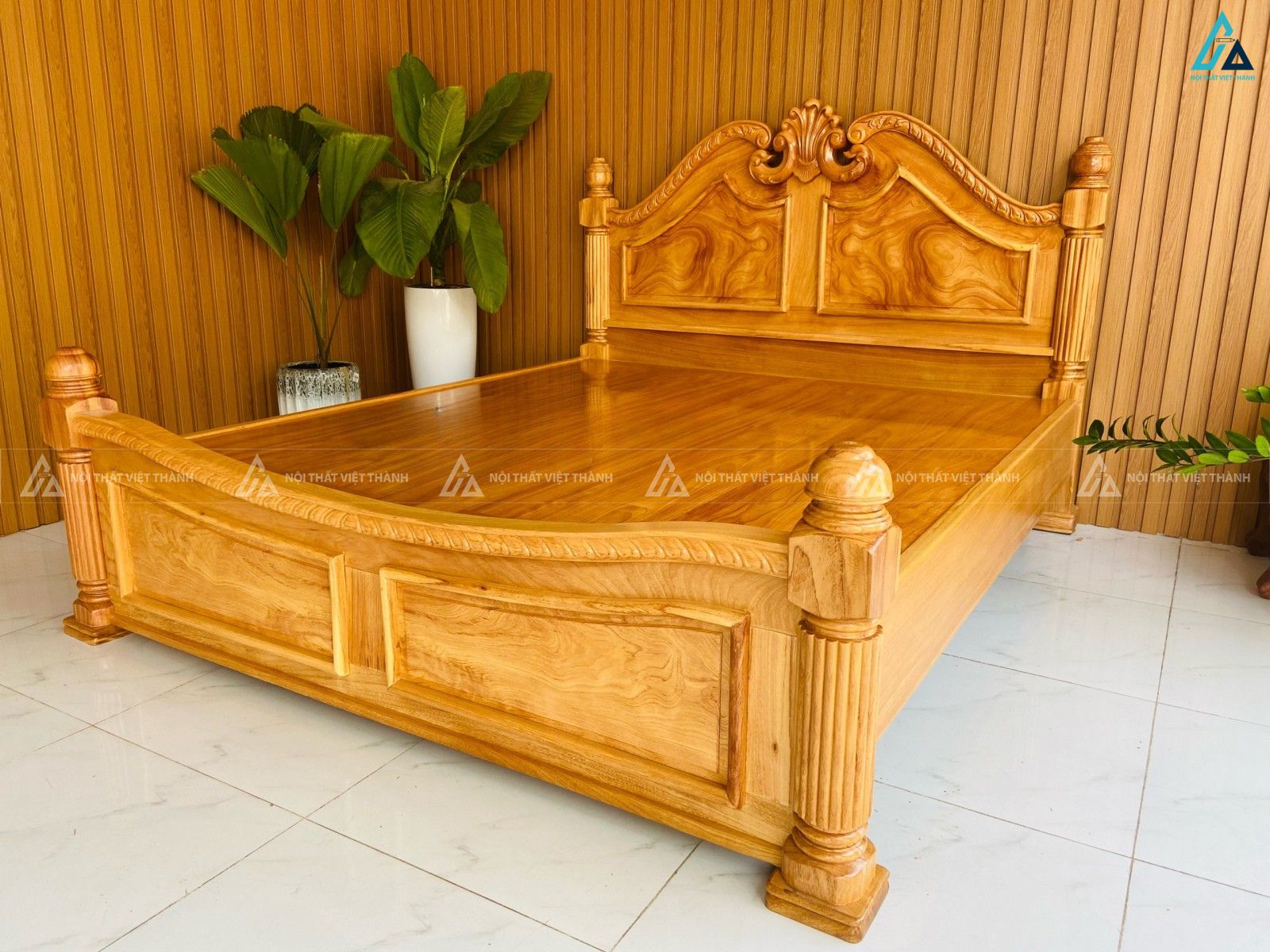Giường ngủ gỗ tự nhiên trạm trổ hoa văn cổ điển tinh tế 1