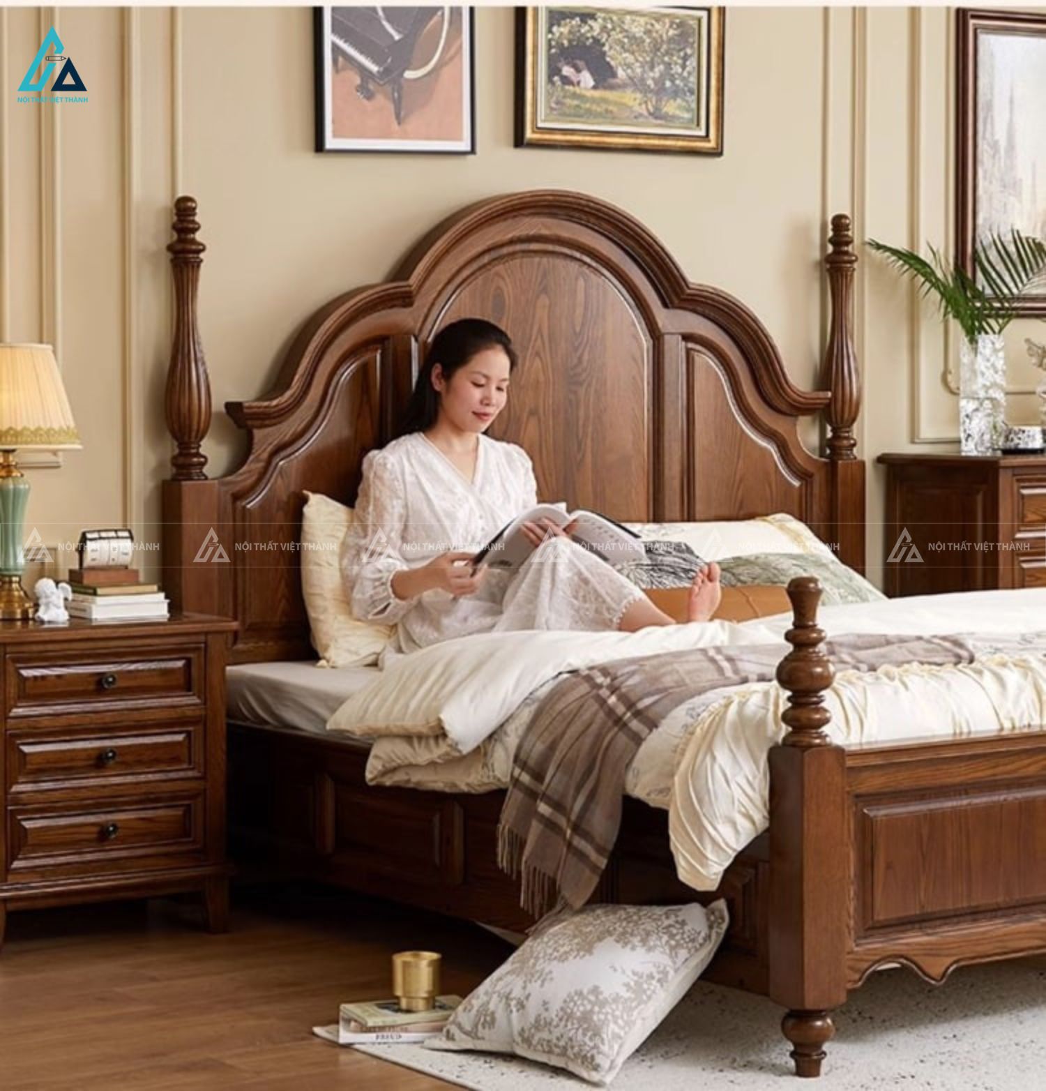 Mẫu giường ngủ gỗ tự nhiên bền bỉ kiểu dáng cổ điển sang trọng 2