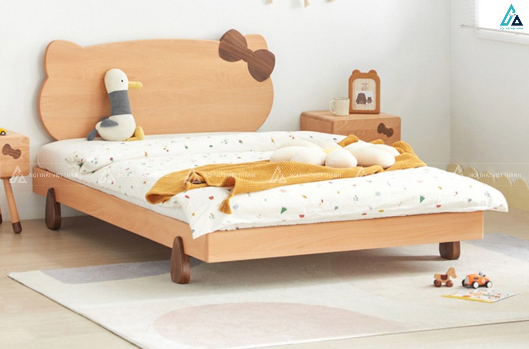 Giường gỗ tự nhiên thiết kế đầu giường hình gấu tinh nghịch 1