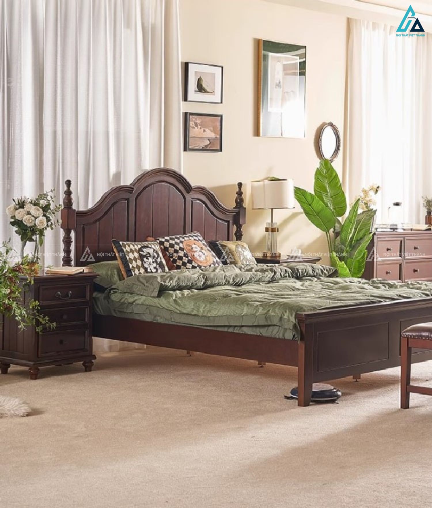 Mẫu giường gỗ sồi phong cách cổ điển cho phòng ngủ sang trọng 2