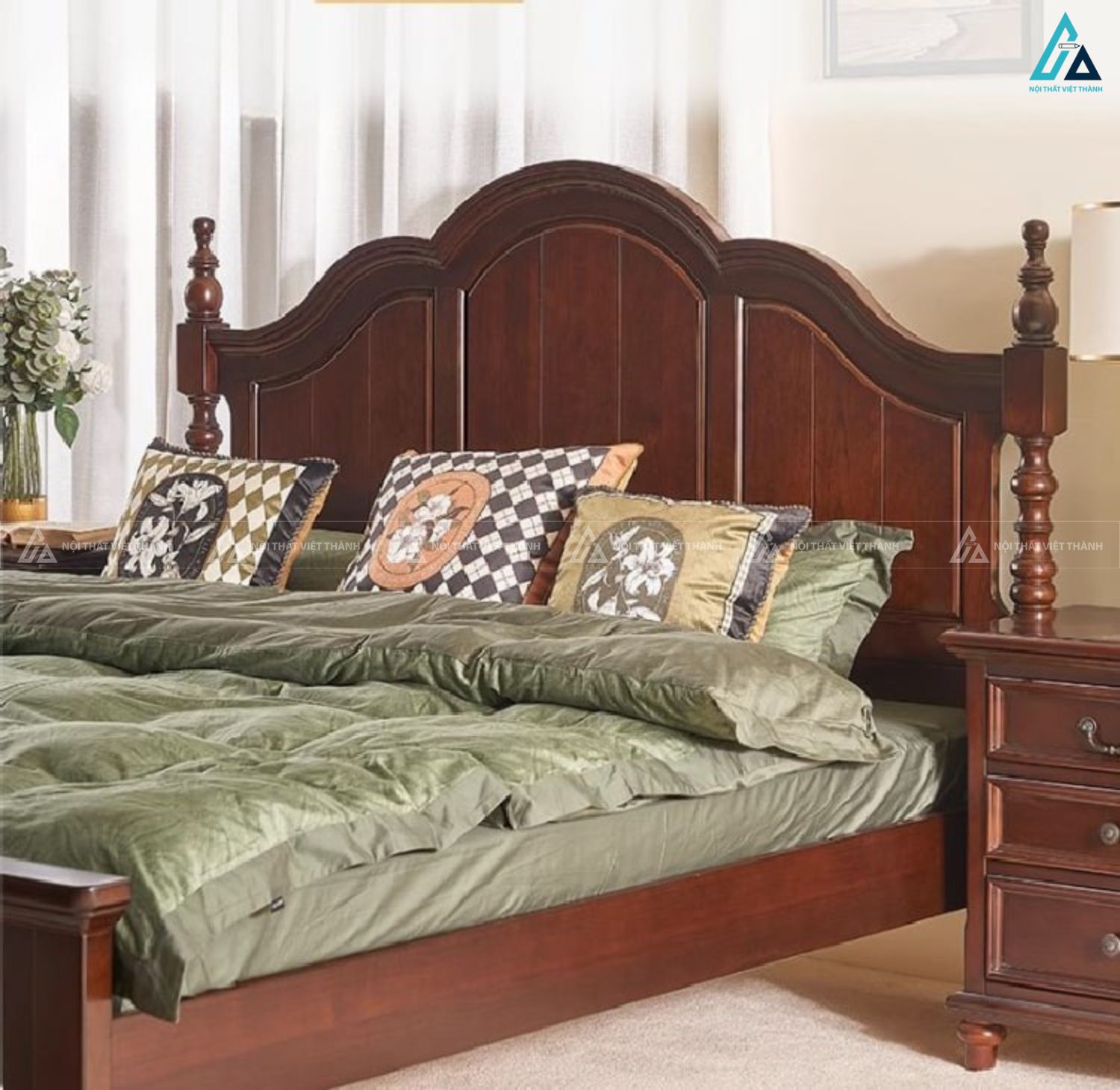 Mẫu giường gỗ sồi phong cách cổ điển cho phòng ngủ sang trọng 1