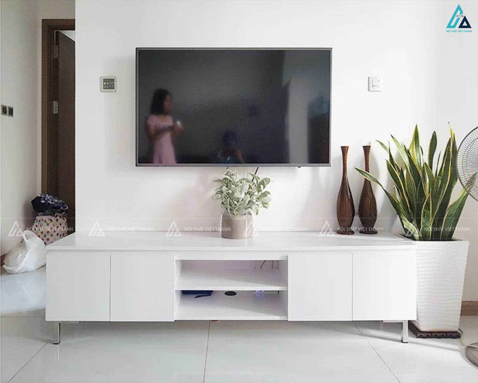 Kệ tivi treo tường gỗ công nghiệp sang trọng cho phòng khách nhỏ 2
