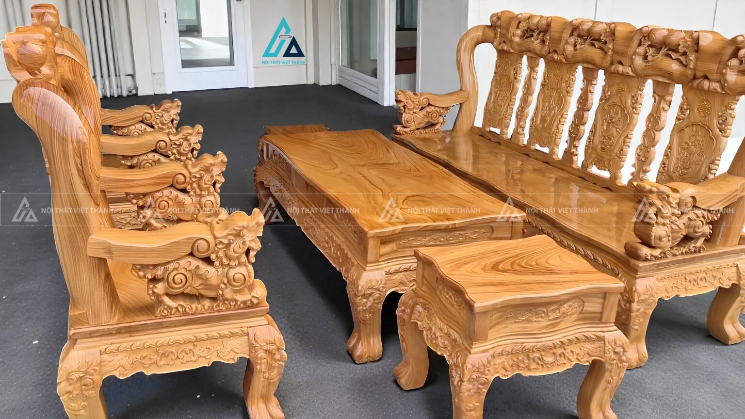 Bộ salon phòng khách chạm khắc tinh tế tạo vẻ đẹp thanh tao