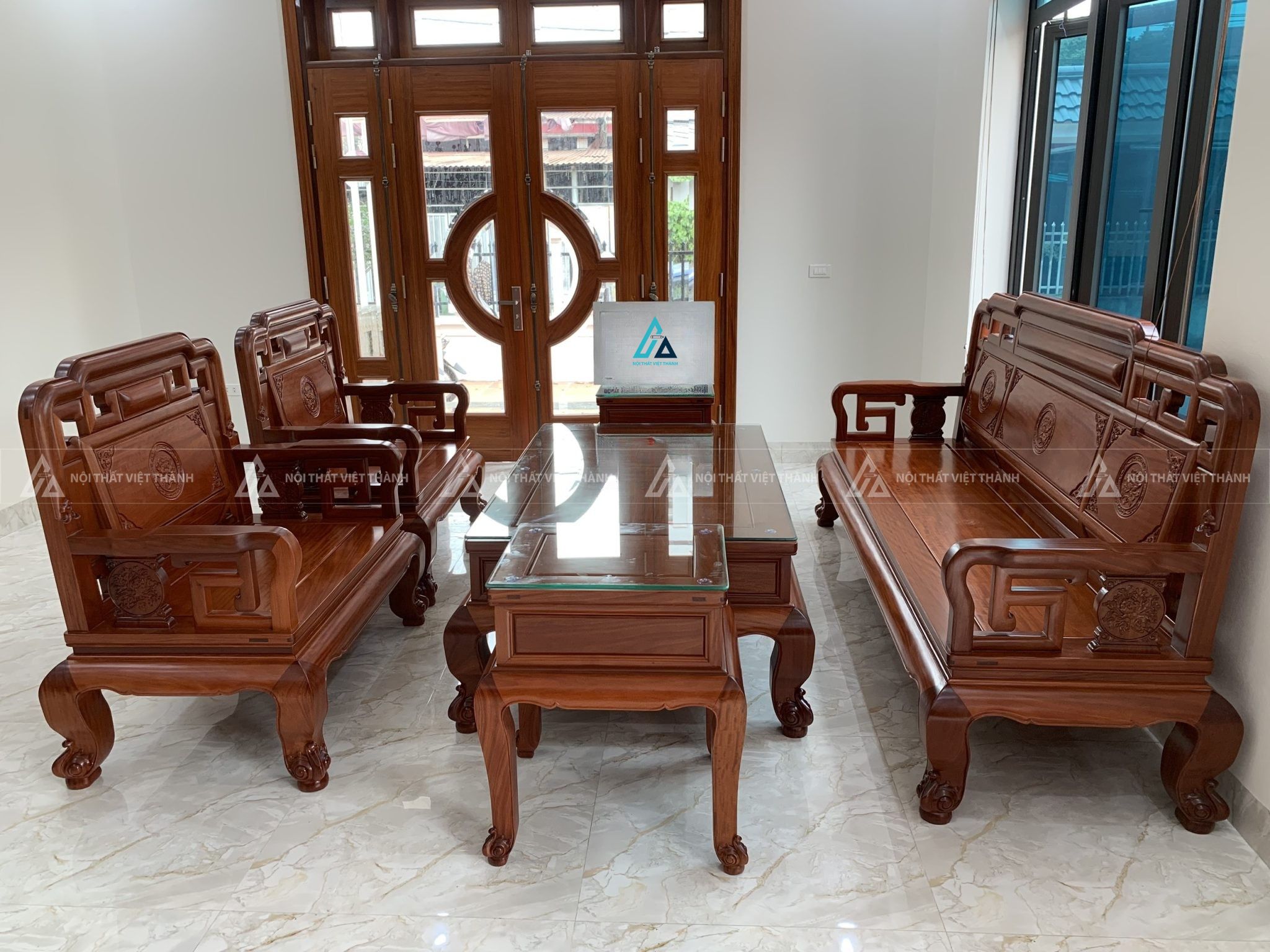 Bộ salon gỗ hương vân sang trọng kiến tạo không gian quý phái