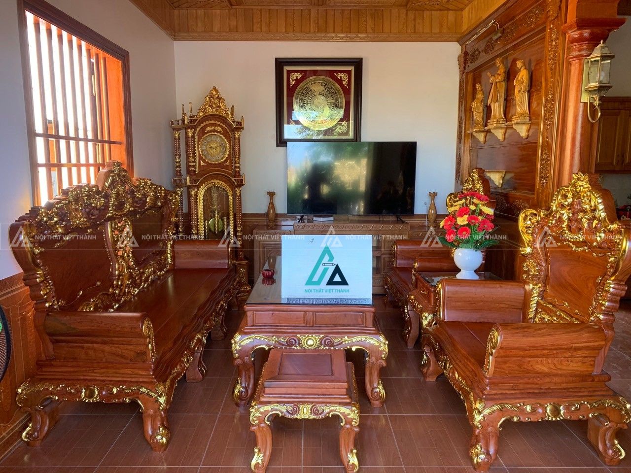 Bộ bàn ghế salon gỗ chạm khắc nghệ thuật cho không gian phòng khách 1
