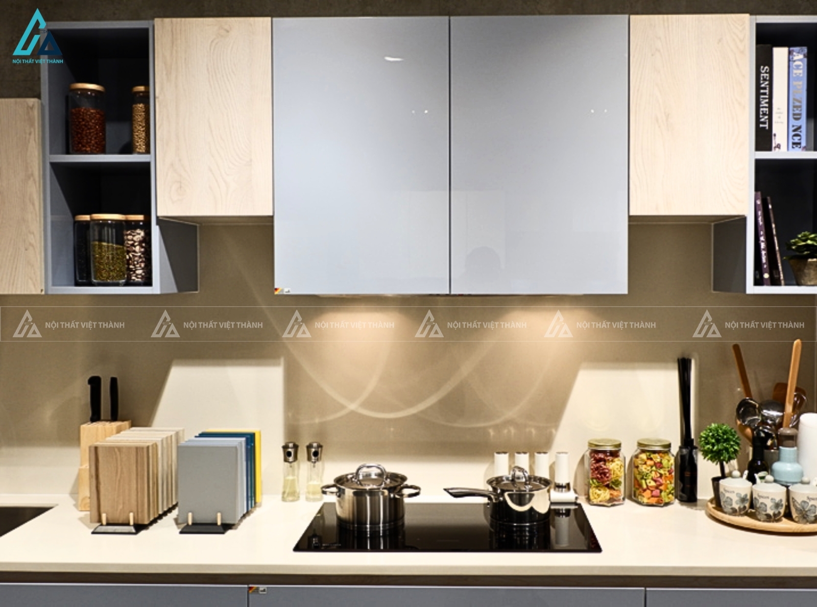 Tủ bếp acrylic bóng gương kết hợp vân gỗ bền bỉ tiện nghi sử dụng 1
