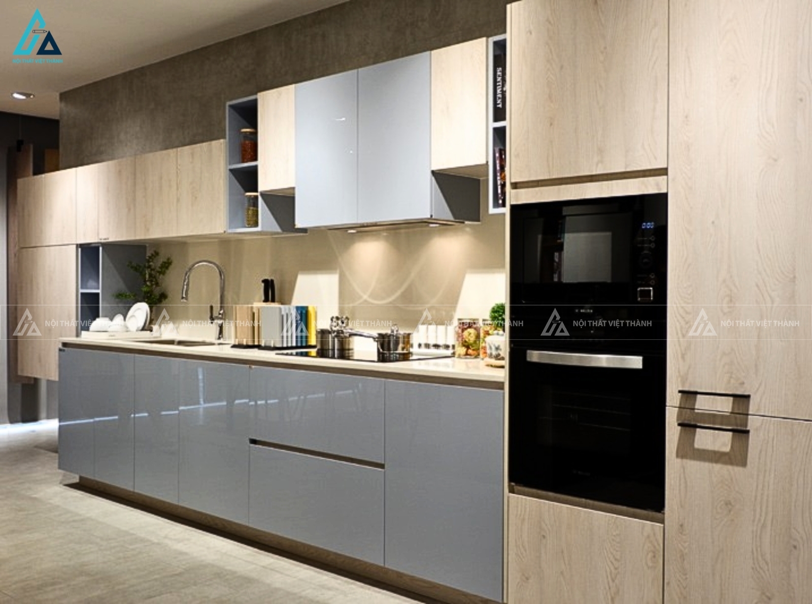 Tủ bếp acrylic bóng gương kết hợp vân gỗ bền bỉ tiện nghi sử dụng