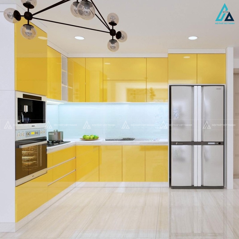 Thiết kế tủ bếp acrylic vàng rực rỡ phối mặt đá trắng ấn tượng 2
