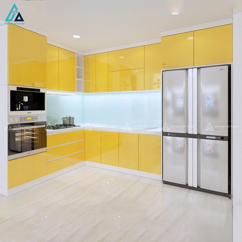Thiết kế tủ bếp acrylic vàng rực rỡ phối mặt đá trắng ấn tượng 3