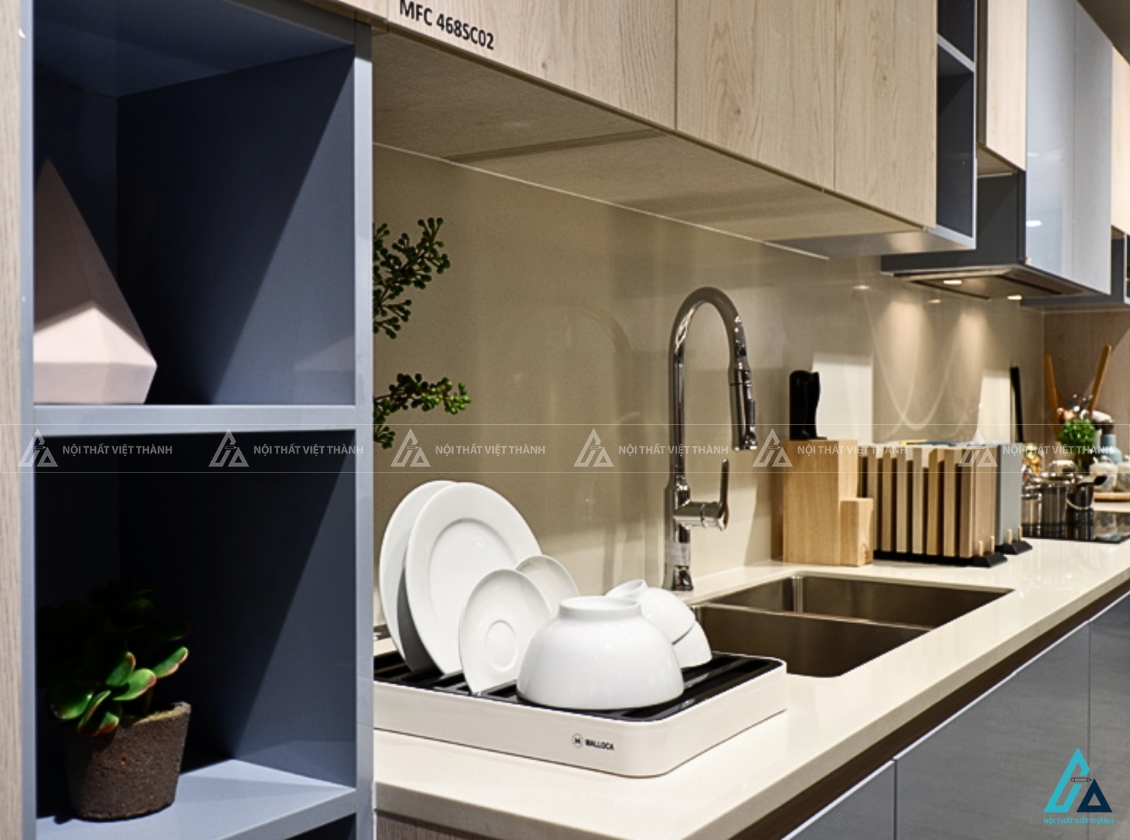 Tủ bếp acrylic bóng gương kết hợp vân gỗ bền bỉ tiện nghi sử dụng 3