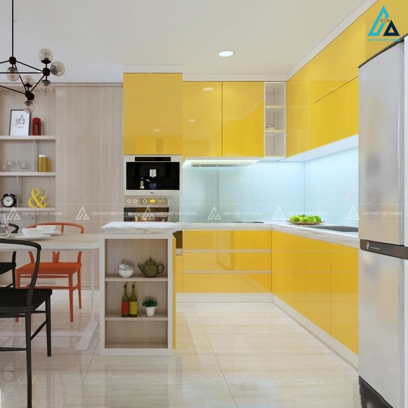 Thiết kế tủ bếp acrylic vàng rực rỡ phối mặt đá trắng ấn tượng
