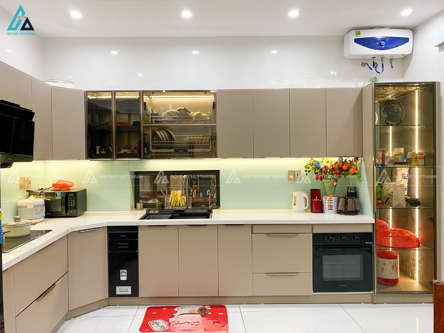 Tủ bếp cánh kính sang trọng tích hợp tủ rượu đẳng cấp hiện đại 1
