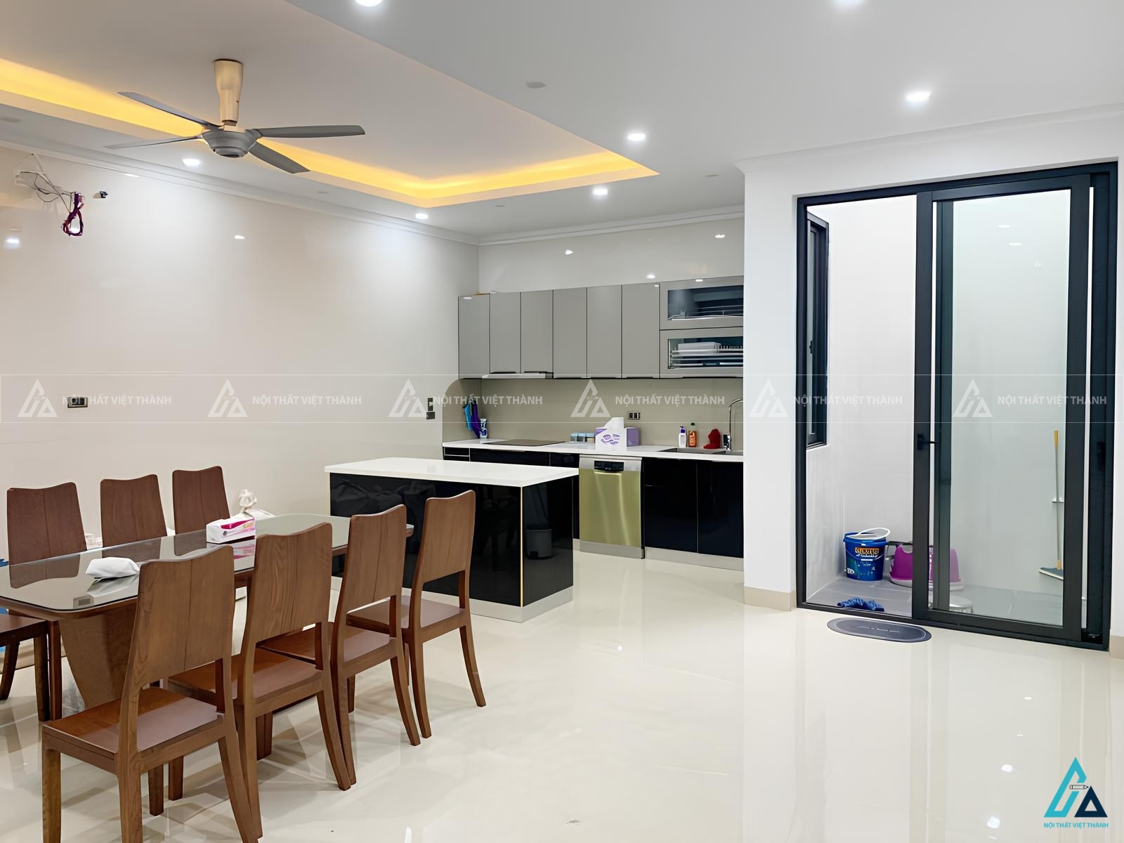 Bộ tủ bếp cánh kính thông minh kết hợp đảo bếp tiện nghi 1