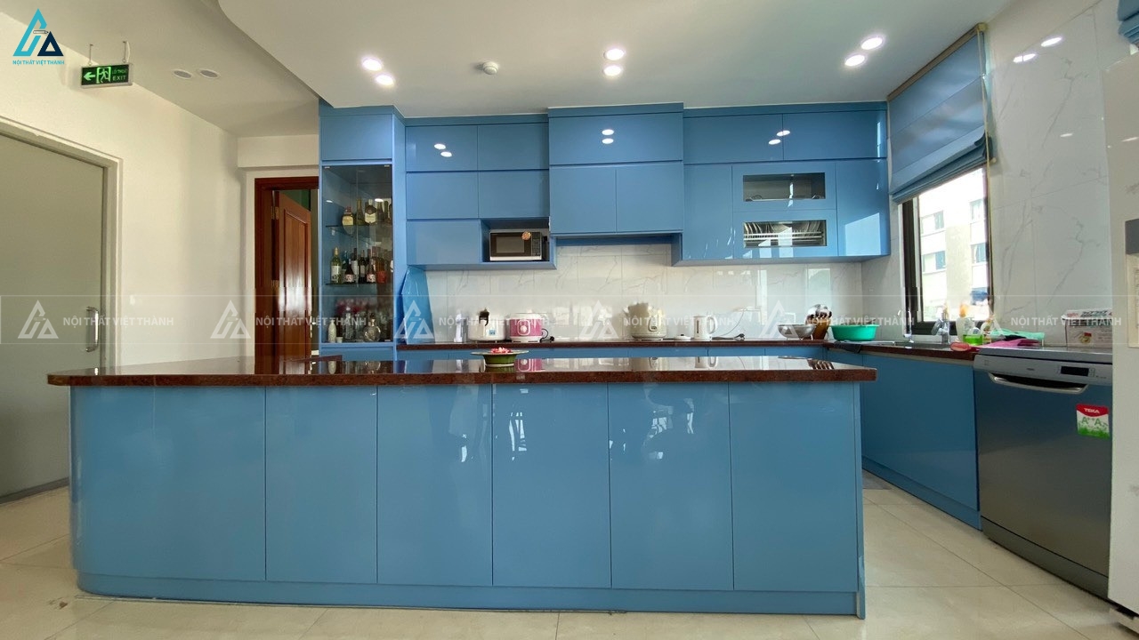 Tủ bếp cánh kính màu xanh dương phối tủ rượu nâng tầm căn bếp 1