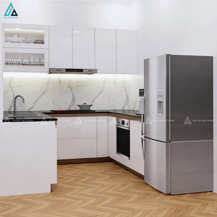 Mẫu tủ bếp cánh kính thiết kế chữ U tối ưu diện tích sử dụng 2