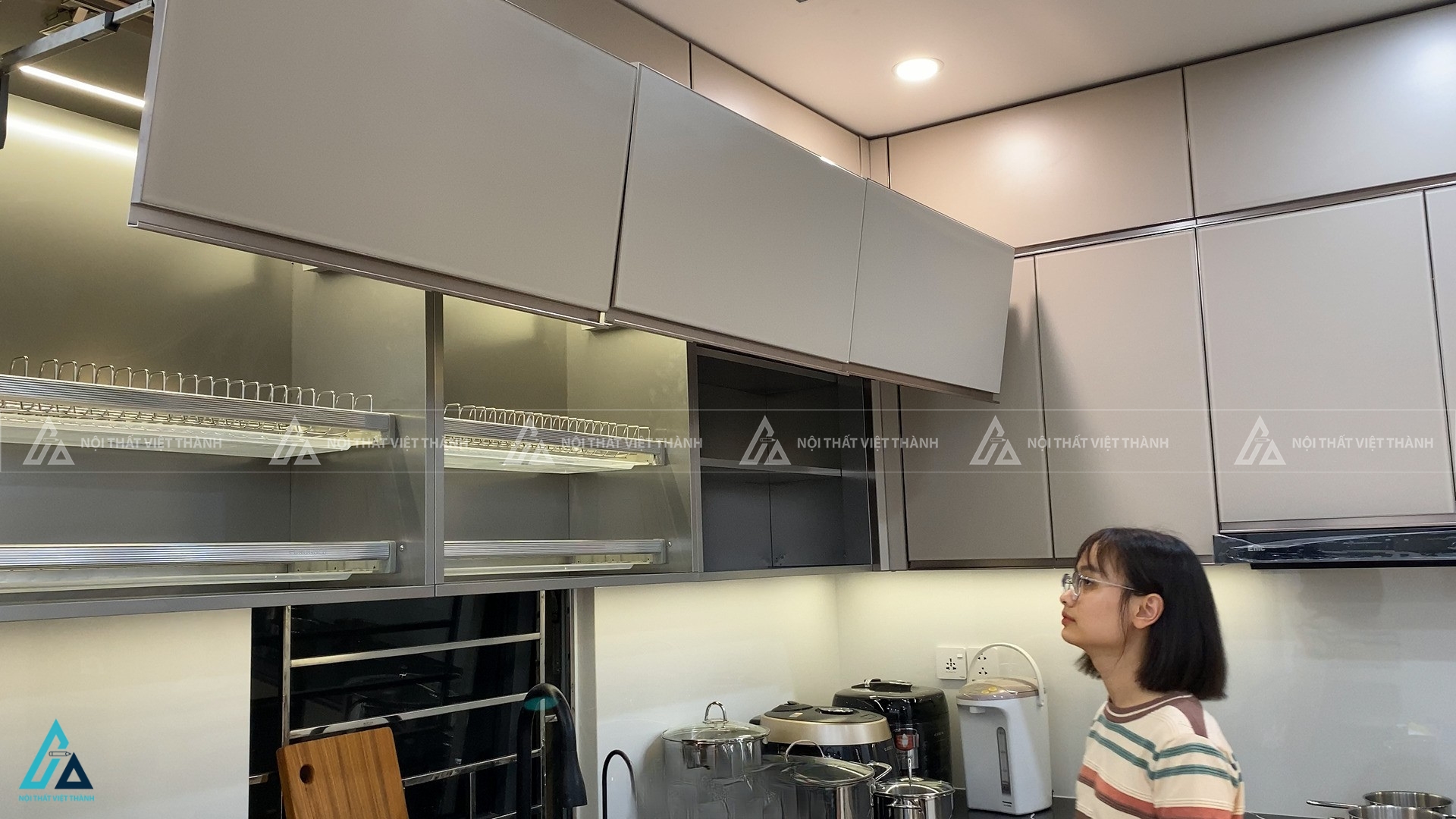 Bộ tủ bếp chữ L cánh kính màu ghi thời thượng cho không gian sống 1