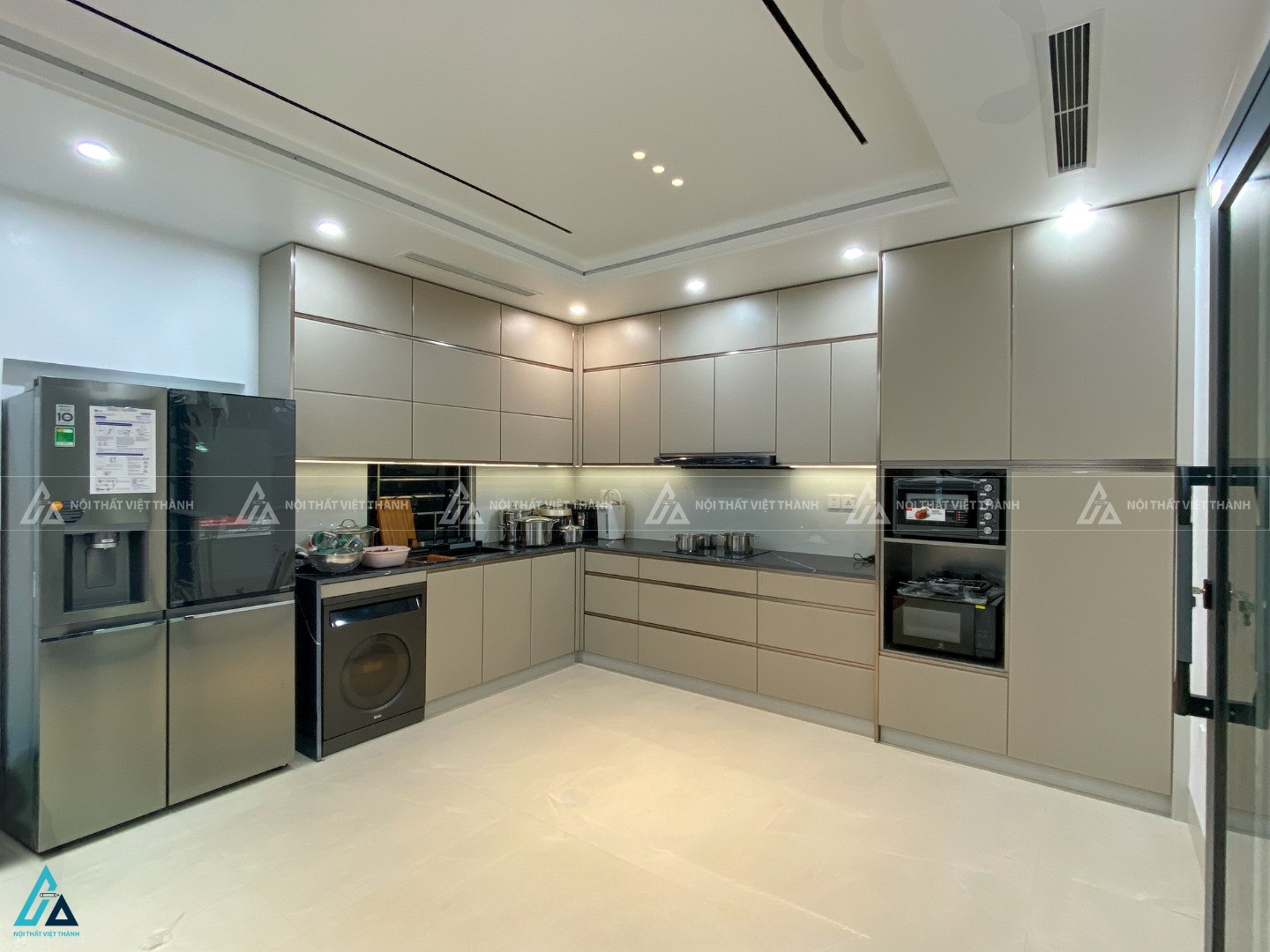 Bộ tủ bếp chữ L cánh kính màu ghi thời thượng cho không gian sống