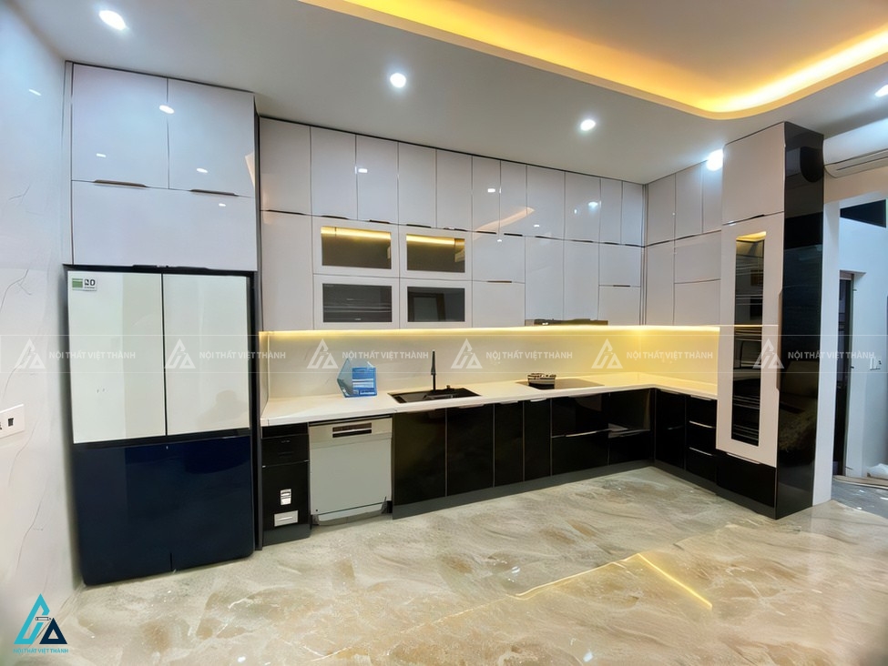 Bộ tủ bếp cánh kính hai màu thời thượng cho không gian bếp rộng