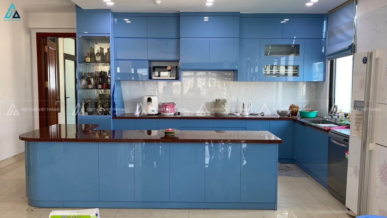 Tủ bếp cánh kính màu xanh dương phối tủ rượu nâng tầm căn bếp
