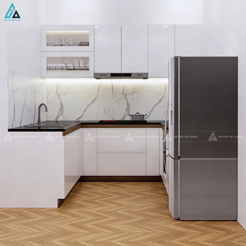 Mẫu tủ bếp cánh kính thiết kế chữ U tối ưu diện tích sử dụng