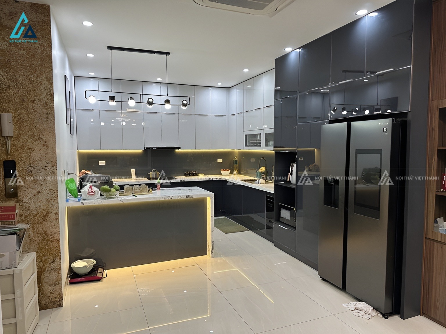 Mẫu tủ bếp cánh kính tích hợp đảo bếp tiện nghi hiện đại 3