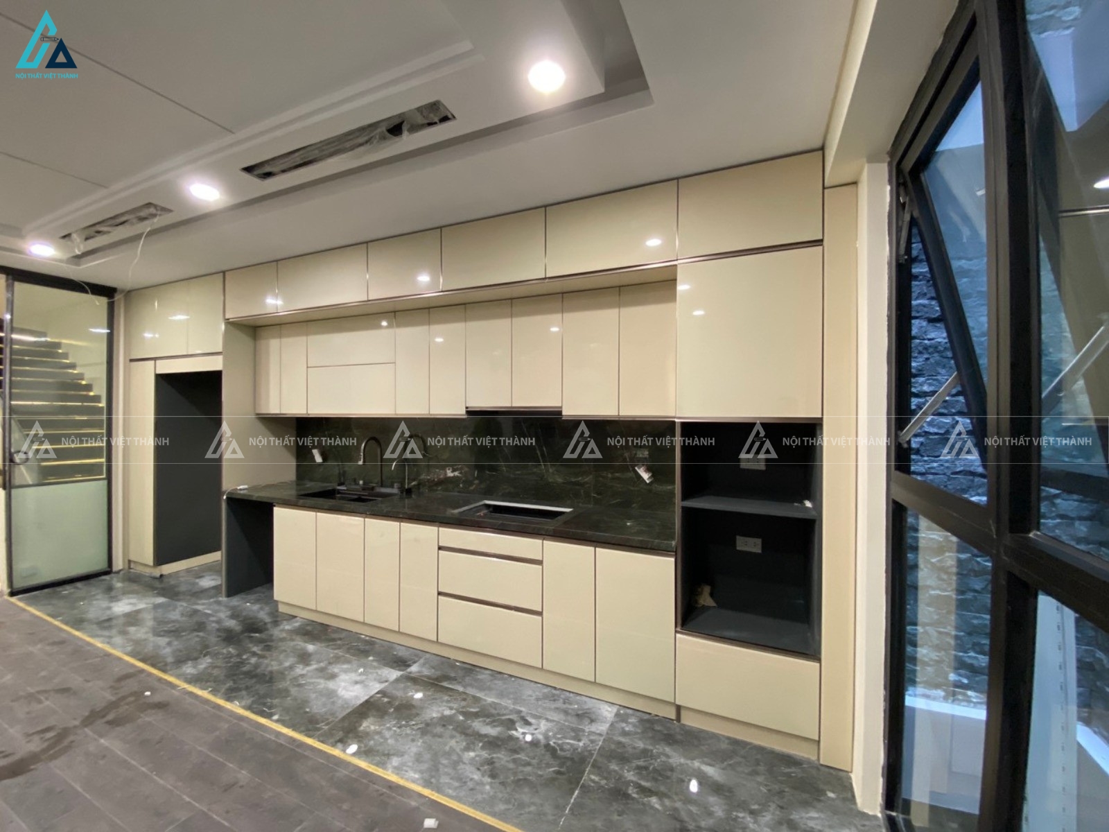 Tủ bếp cánh kính kịch trần phối màu kem sang trọng cho nhà phố 2
