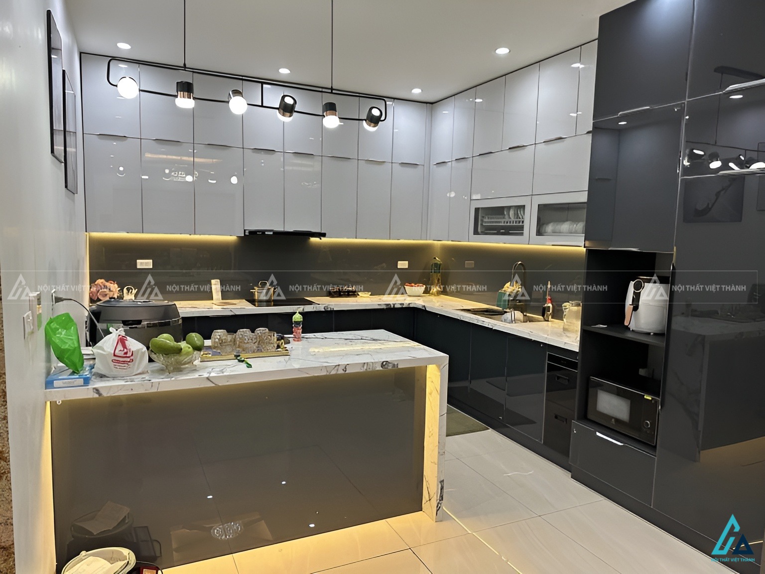Mẫu tủ bếp cánh kính tích hợp đảo bếp tiện nghi hiện đại