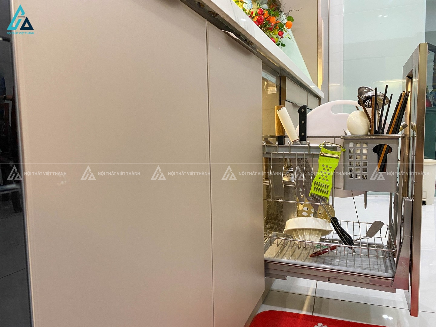 Tủ bếp cánh kính sang trọng tích hợp tủ rượu đẳng cấp hiện đại 3