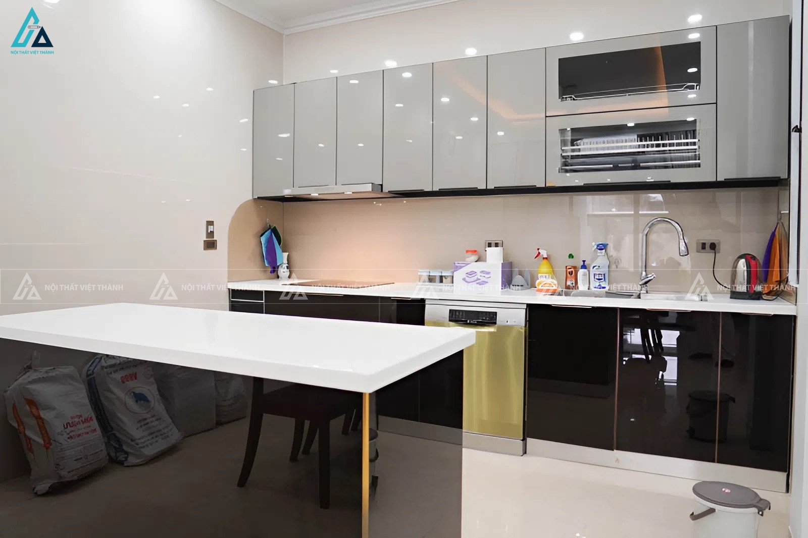 Bộ tủ bếp cánh kính thông minh kết hợp đảo bếp tiện nghi 3