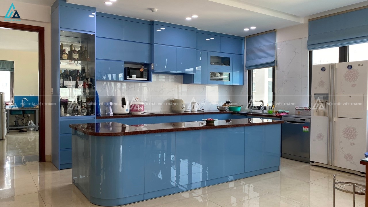 Tủ bếp cánh kính màu xanh dương phối tủ rượu nâng tầm căn bếp 3