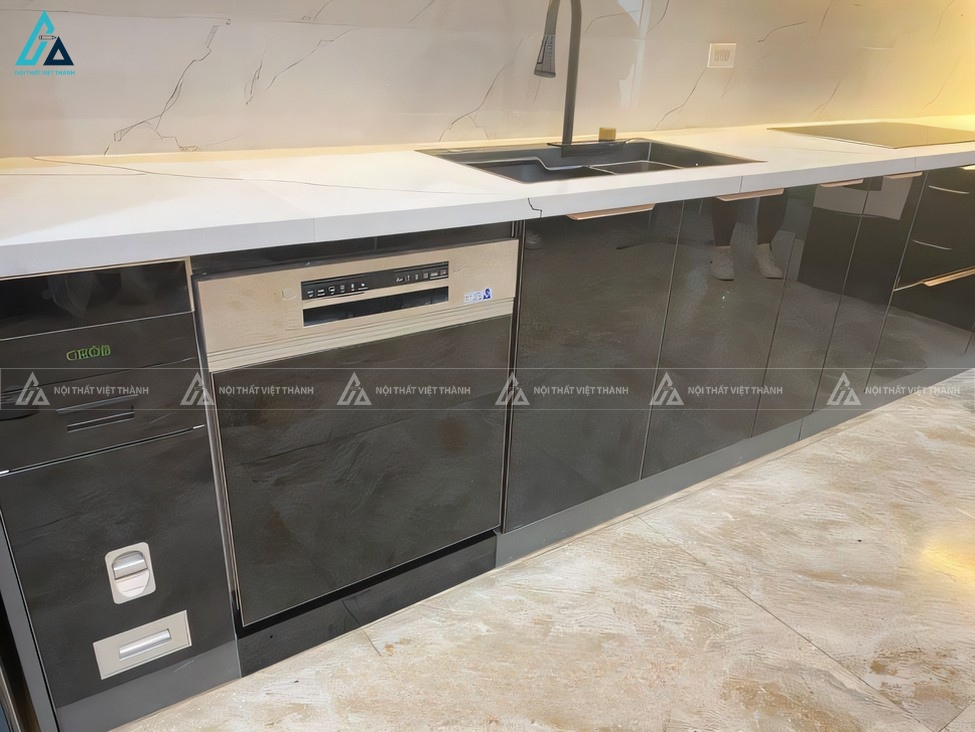 Bộ tủ bếp cánh kính hai màu thời thượng cho không gian bếp rộng 3