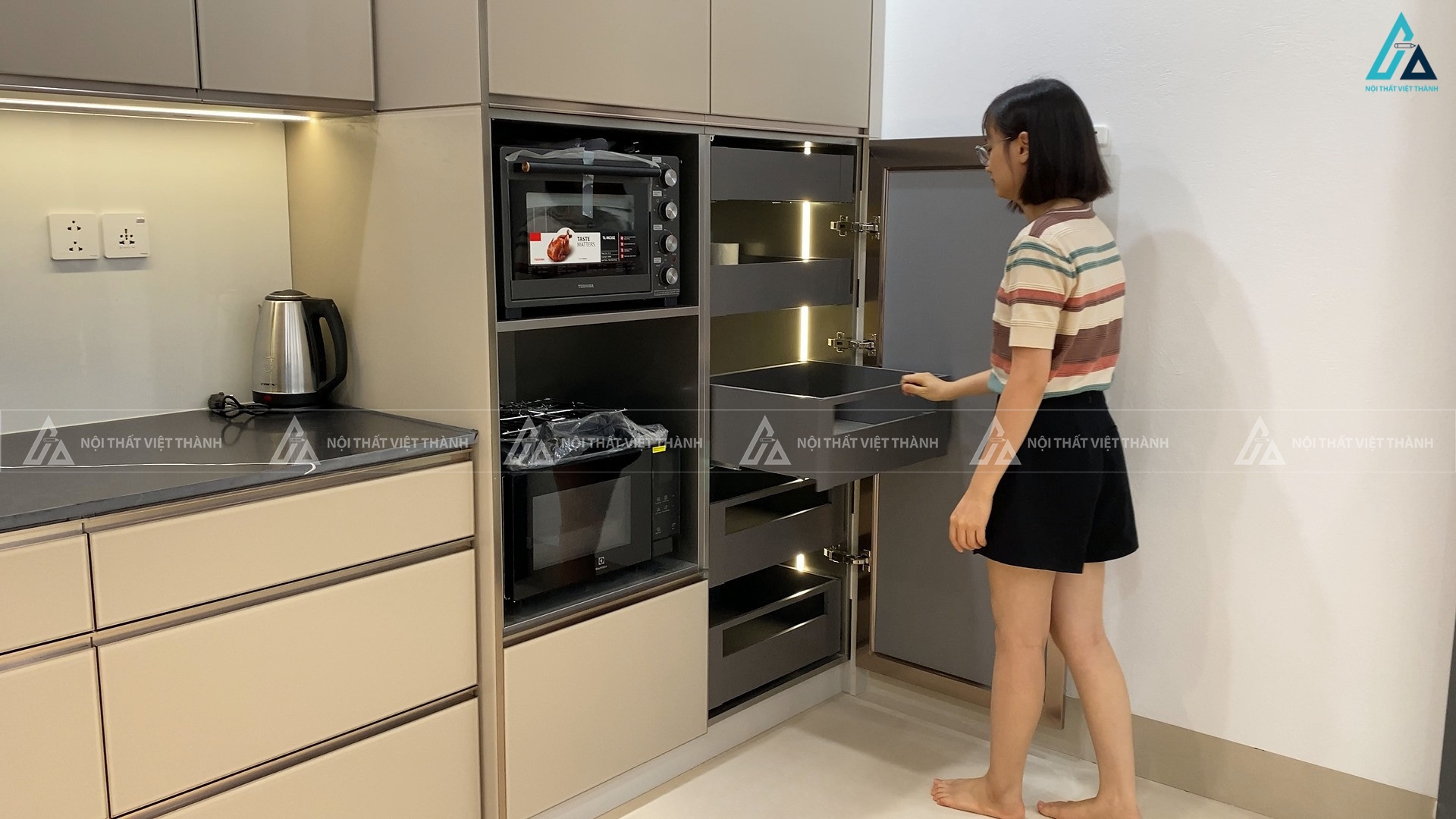Bộ tủ bếp chữ L cánh kính màu ghi thời thượng cho không gian sống 4