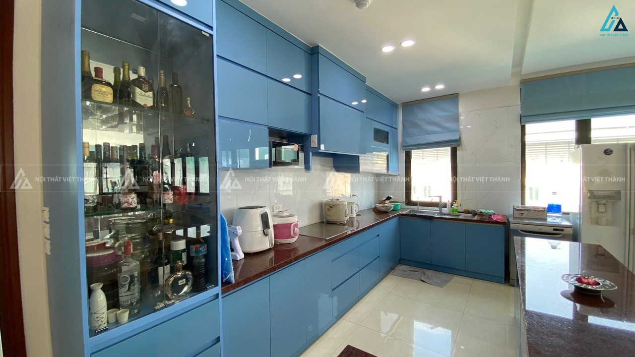 Tủ bếp cánh kính màu xanh dương phối tủ rượu nâng tầm căn bếp 4