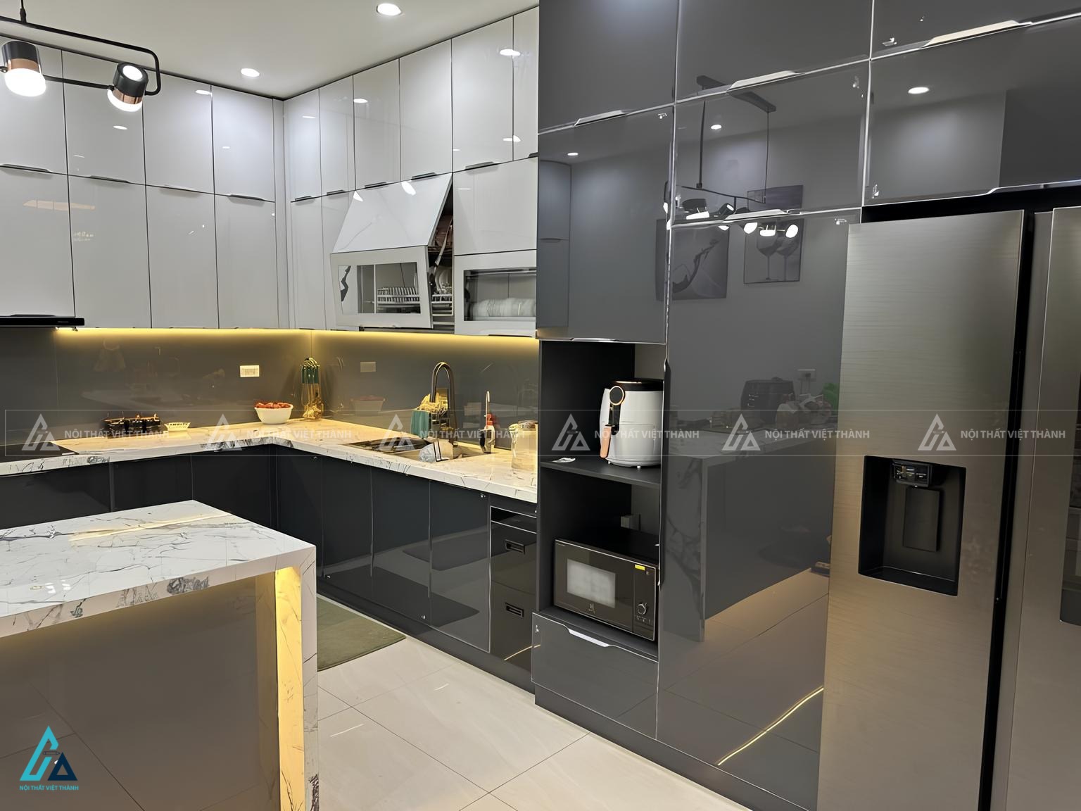 Mẫu tủ bếp cánh kính tích hợp đảo bếp tiện nghi hiện đại 1