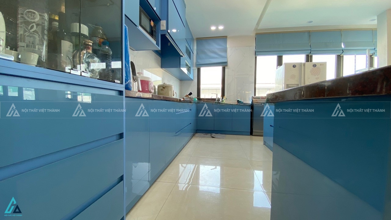 Tủ bếp cánh kính màu xanh dương phối tủ rượu nâng tầm căn bếp 5